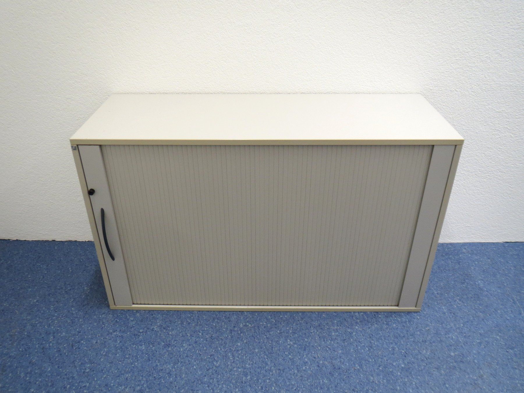Armadi: Rollladenschrank hellgrau 120 cm – Usato da Hüttwilen venduto da Andmithand