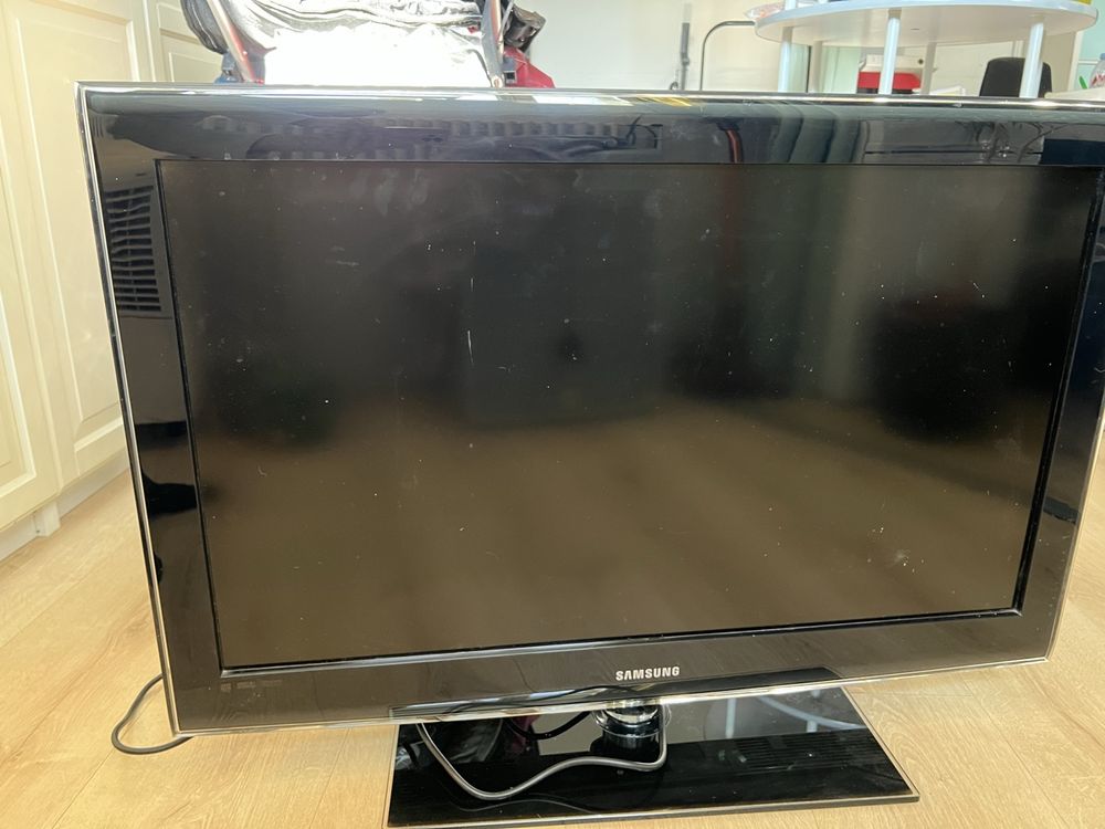 Samung TV Bildschirm 92x66x7 (Standglas unten 52/25.5/1.5) (Gebraucht ...