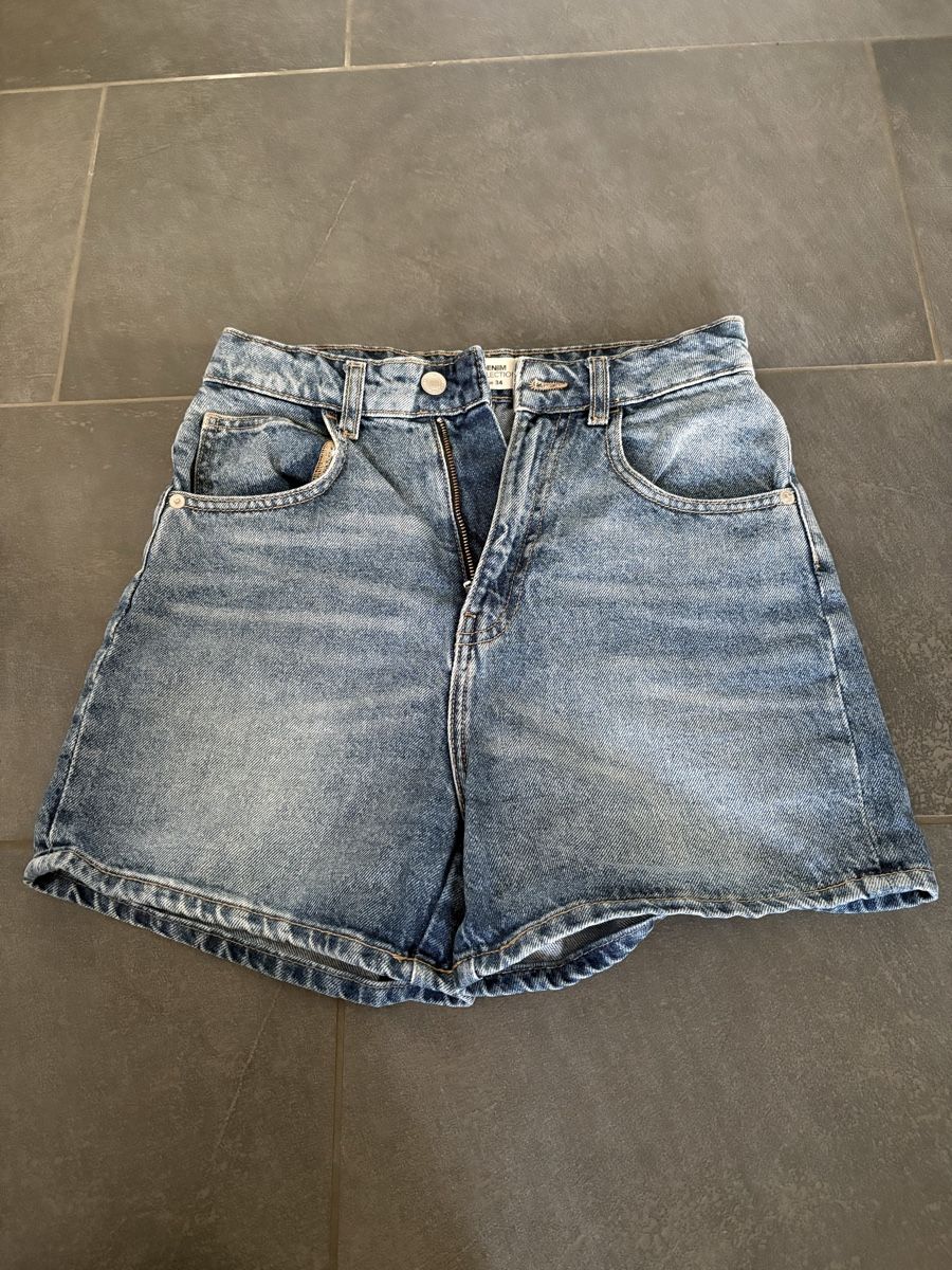 H&M Jeans: Kurze Highwaist Jeanshose Gr. 34 – Usato da Schwarzenbach SG venduto da Manmar 1