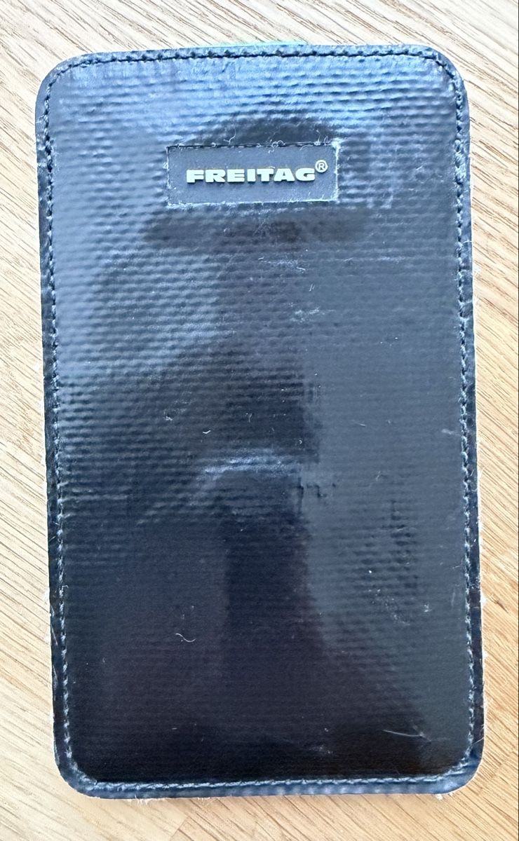 Freitag Cover & Protezioni schermo: Custodia Freitag nera, porta telefono – Usato da Tesserete venduto da giraffina