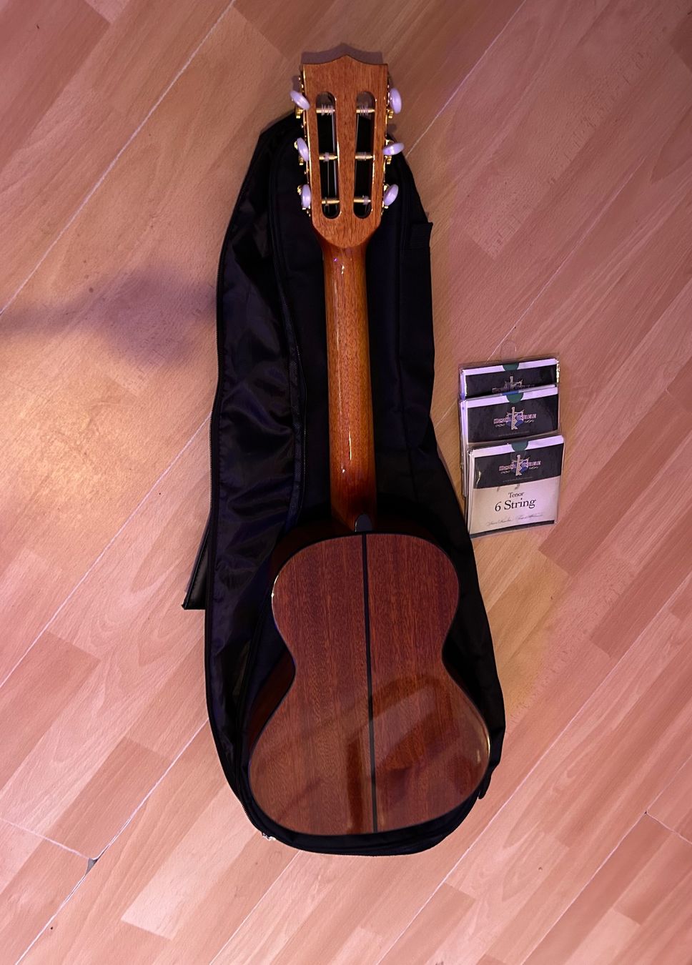 Strumenti musicali: Kala KA S6 EQ 6-String Tenor Ukulele – Usato da Zürich venduto da ecwashere 1
