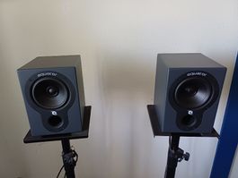 Enceintes de monitoring studio Equator avec pieds inclus.
