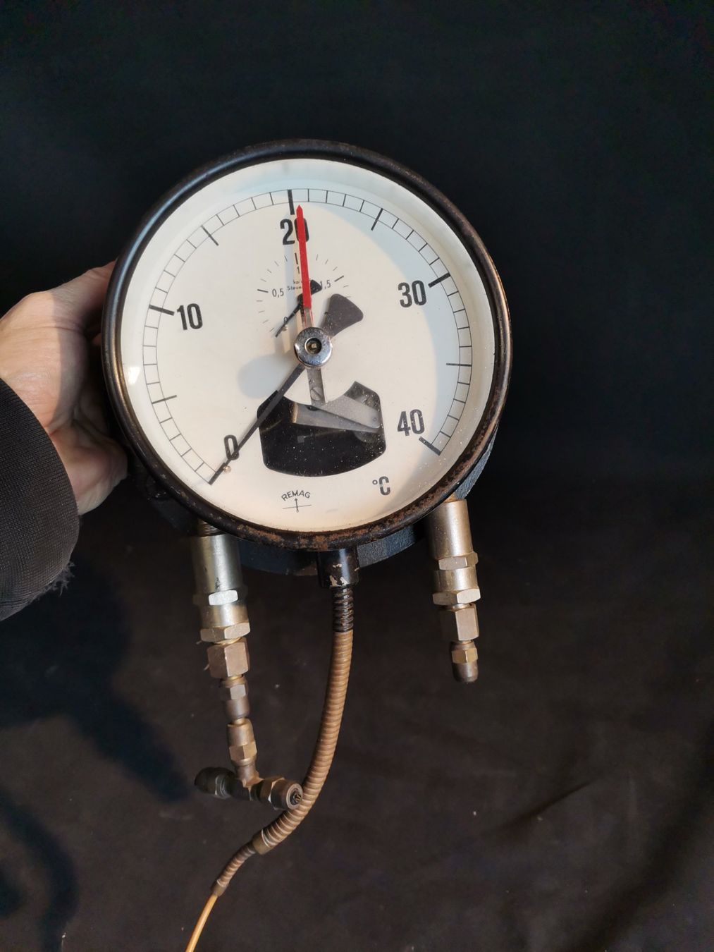 Messen: Demag Manometer, Altes Druckmessgerät, Industriedesign – Gebraucht aus Wiedlisbach von materialkreislauf