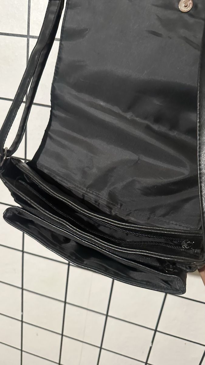 Borse: Chic black crossbody bag – Usato da Genève venduto da ravehotline 3
