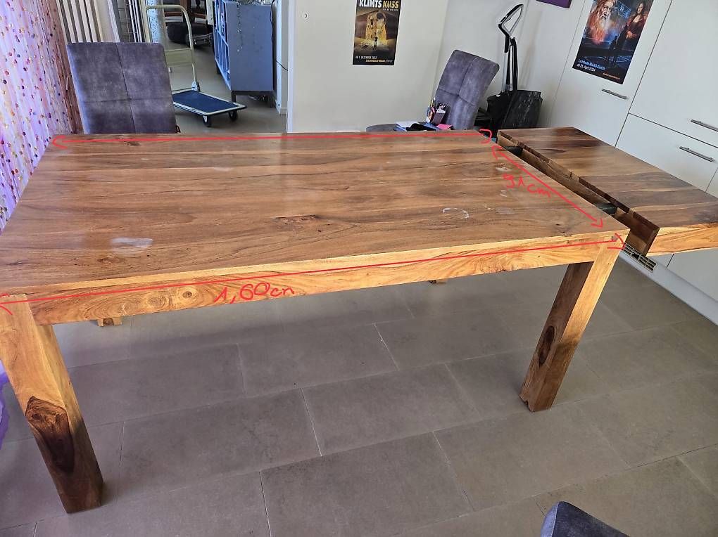 Set di tavolo e panche: Table en bois massif avec six chaises – Usato da Fribourg venduto da Maya.p85