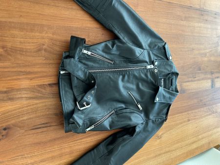 Schicke schwarze Lederjacke, Gr. M – perfekt für Herbst!