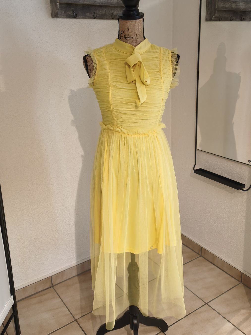 Kleider: Kleid gelb Grösse S neuwertig – Neu (gemäss Beschreibung) aus Emmetten von SecondhandSiska