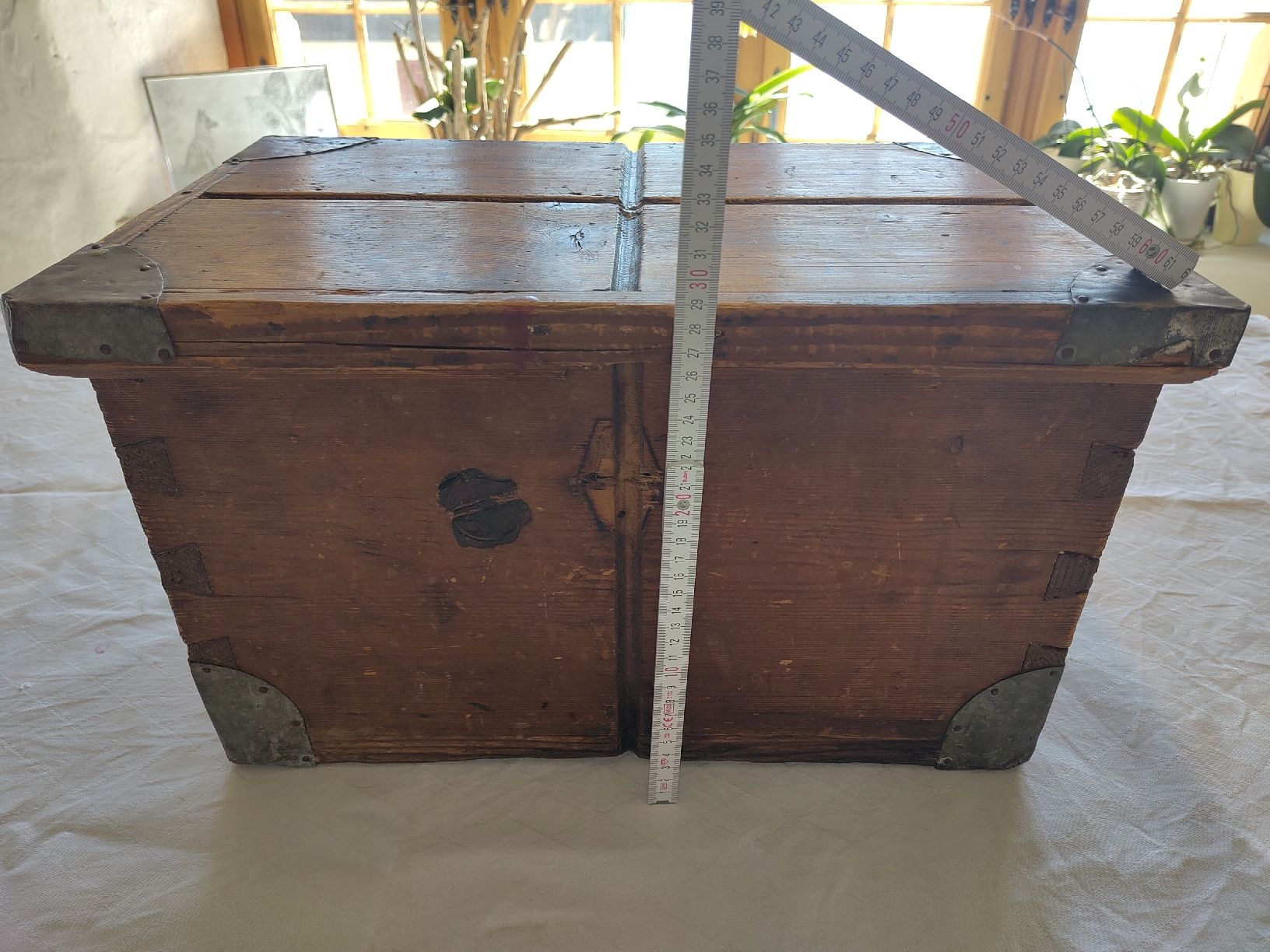 Transportkisten: Rustikale Holzkiste mit Beschlägen, Vintage Truhe – Gebraucht aus Biel/Bienne von DoNa82