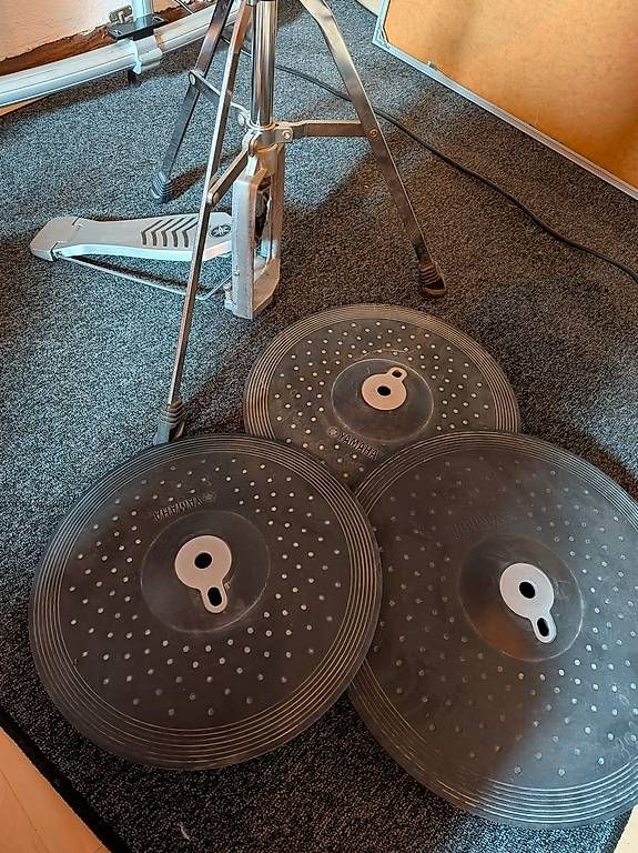Strumenti musicali: Yamaha E-Drum Cymbal Set mit Hi Hat Ständer – Usato da Wallisellen venduto da witch_finder 2