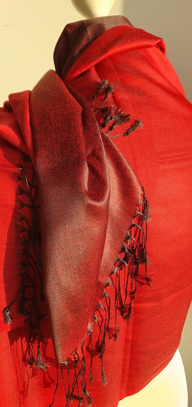 Foulard & Sciarpe: Schal bordeauxrot silk-touch Neu 165x67cm – Nuovo e nell'imballaggio originale da Stansstad venduto da InStyle8 8