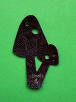 Hermes Anhänger aus Leder in Form von einem Pilz schwarz