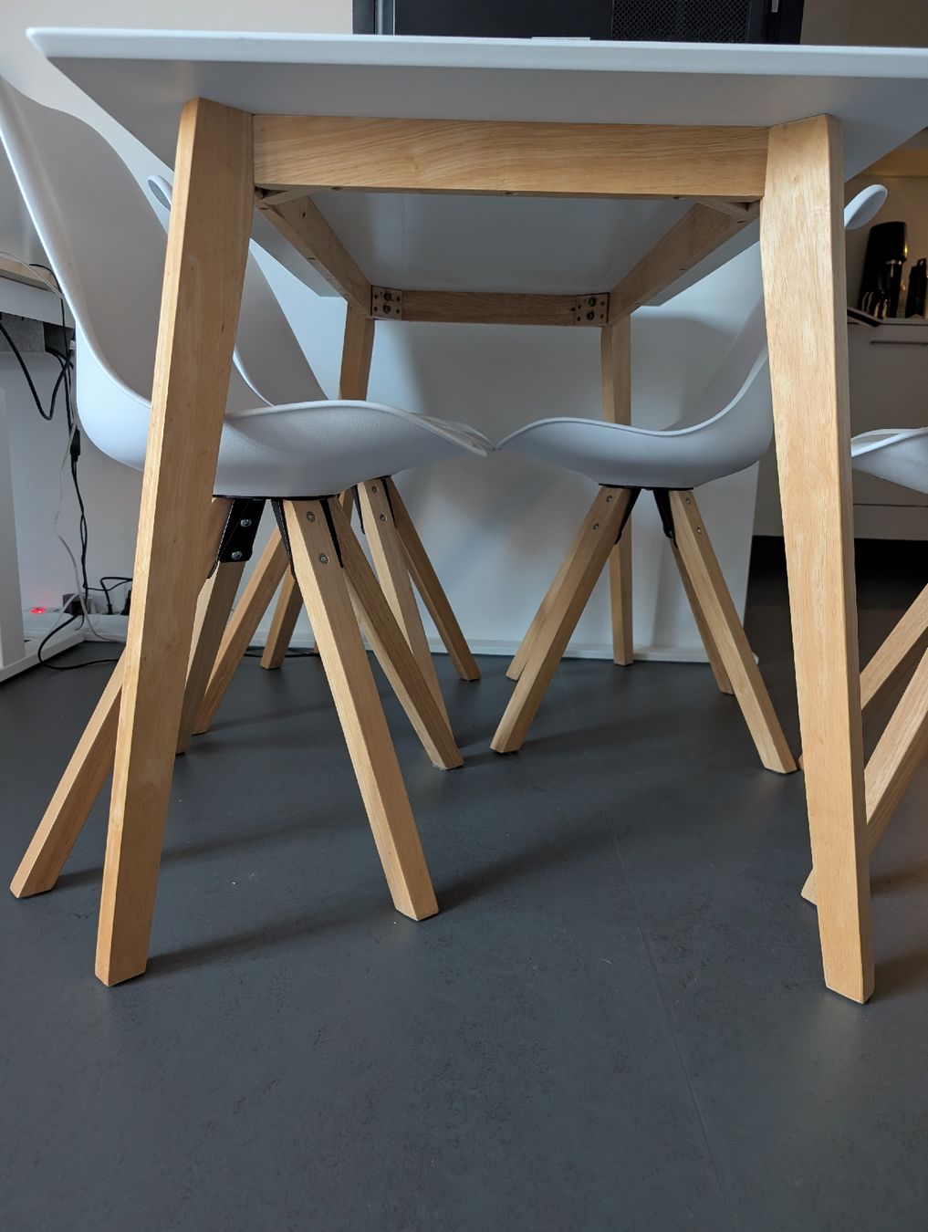 Jysk Tables: Esstischset weiss mit Holzbeinen – D'occasion à Kreuzlingen par cat_855z 4