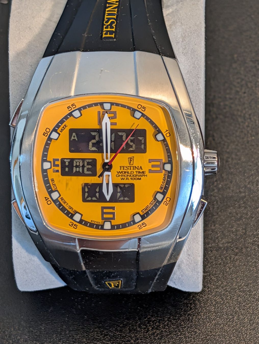 Festina Orologi: Festina Worldtimer Chronograph, gelb, Wasserdicht 100m – Usato da Herisau venduto da apo_bxx7