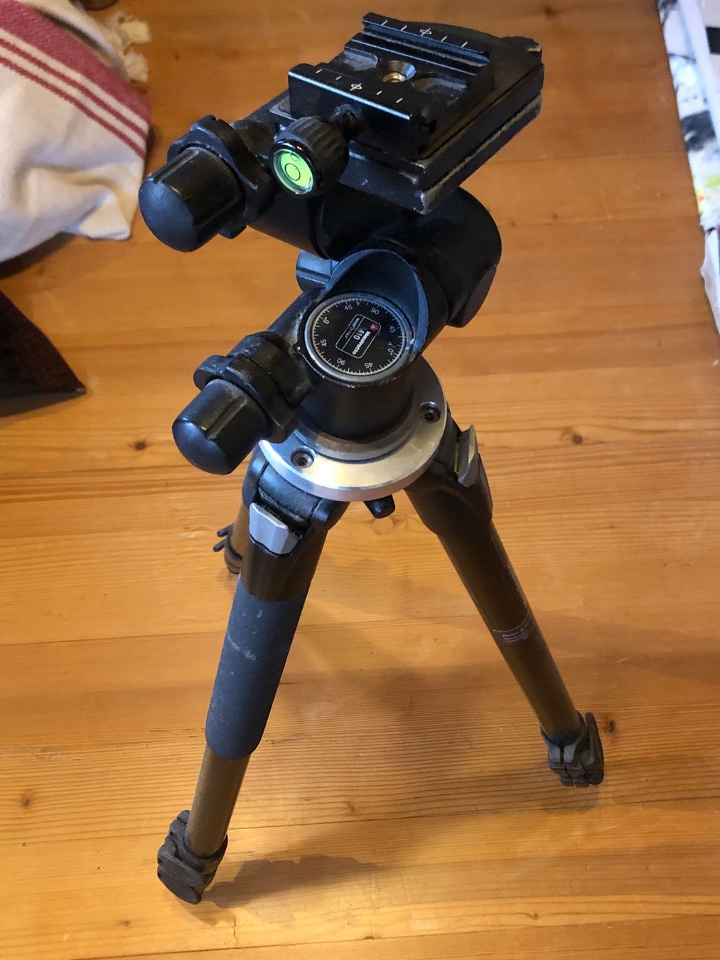 Manfrotto Stative & Köpfe: Manfrotto Stativ mit Stativkopf & Schnellwechselplatte – Gebraucht aus Unterlunkhofen von sch_x8tf