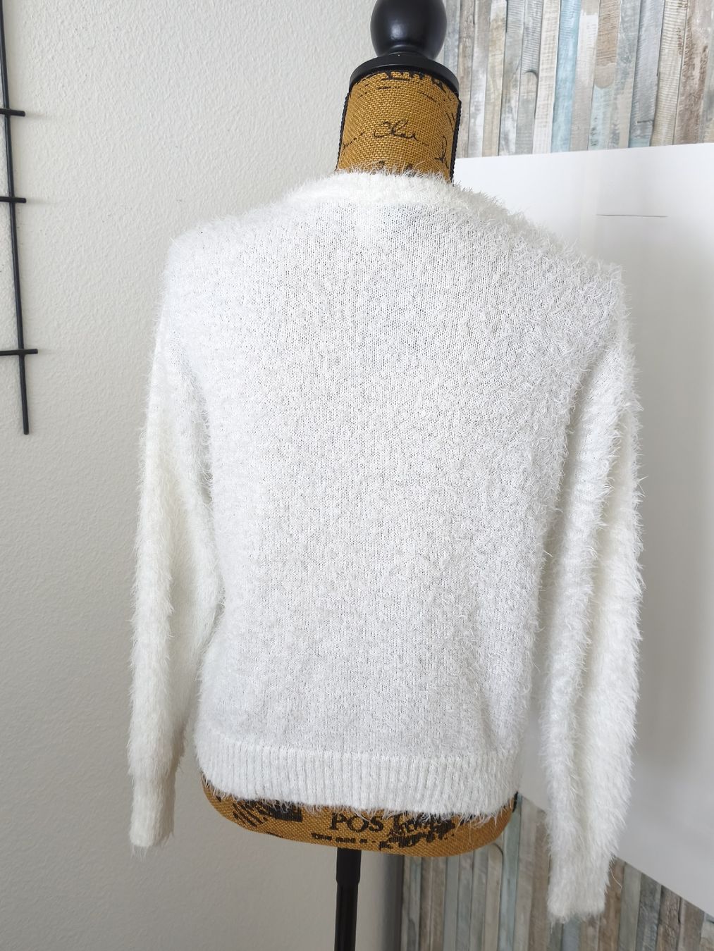 H&M Pullover & Sweatshirts: Pullover Divided H&M flauschig weiss Grösse XS  – Neu (gemäss Beschreibung) aus KRIENS von Franzy_Blond10 2
