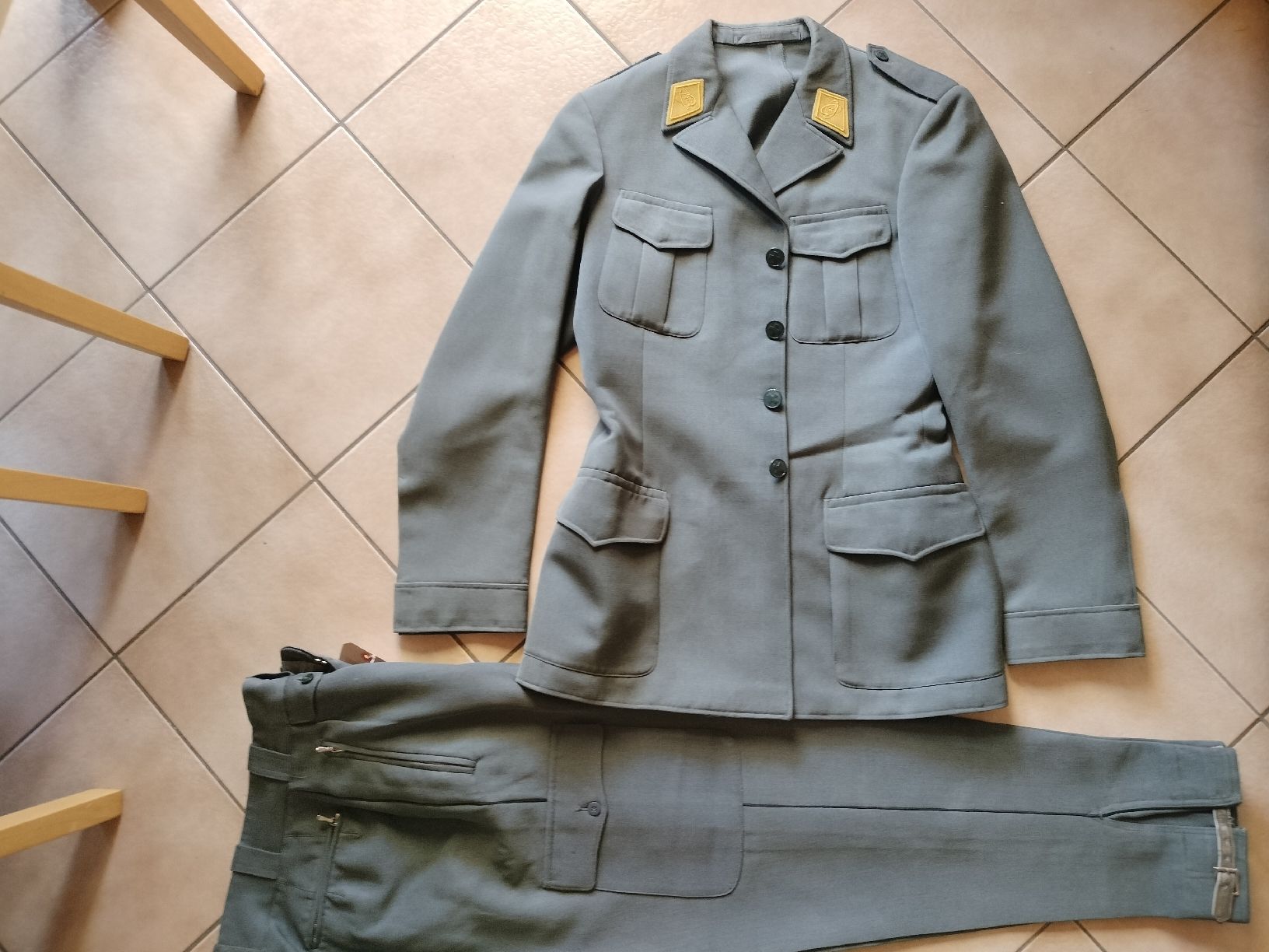 Schweizer Armee Uniformi: Schweizer Armee Militär Uniform – Usato da Schwanden Sigrisw venduto da Wibe81