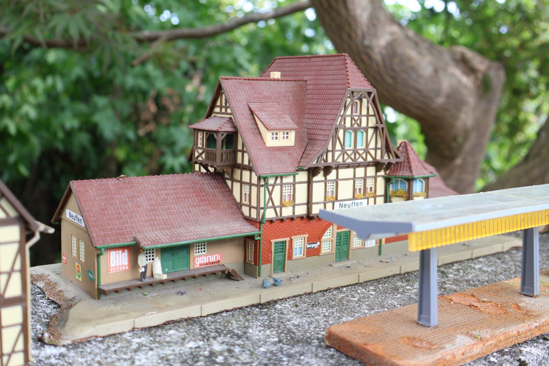 Faller Modellini di ferrovie: Faller Bahnhof Set + Nebengebäude H0 - schöne Modelle – Usato da Winterthur venduto da Monstera 3