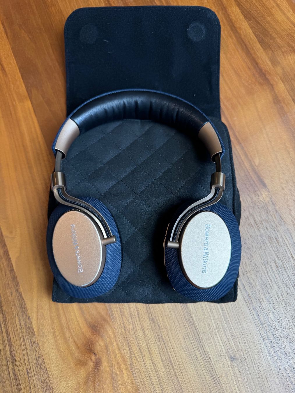 Bowers & Wilkins Cuffie: Bowers & Wilkins PX Wireless Kopfhörer – Usato da Embrach venduto da Sartre