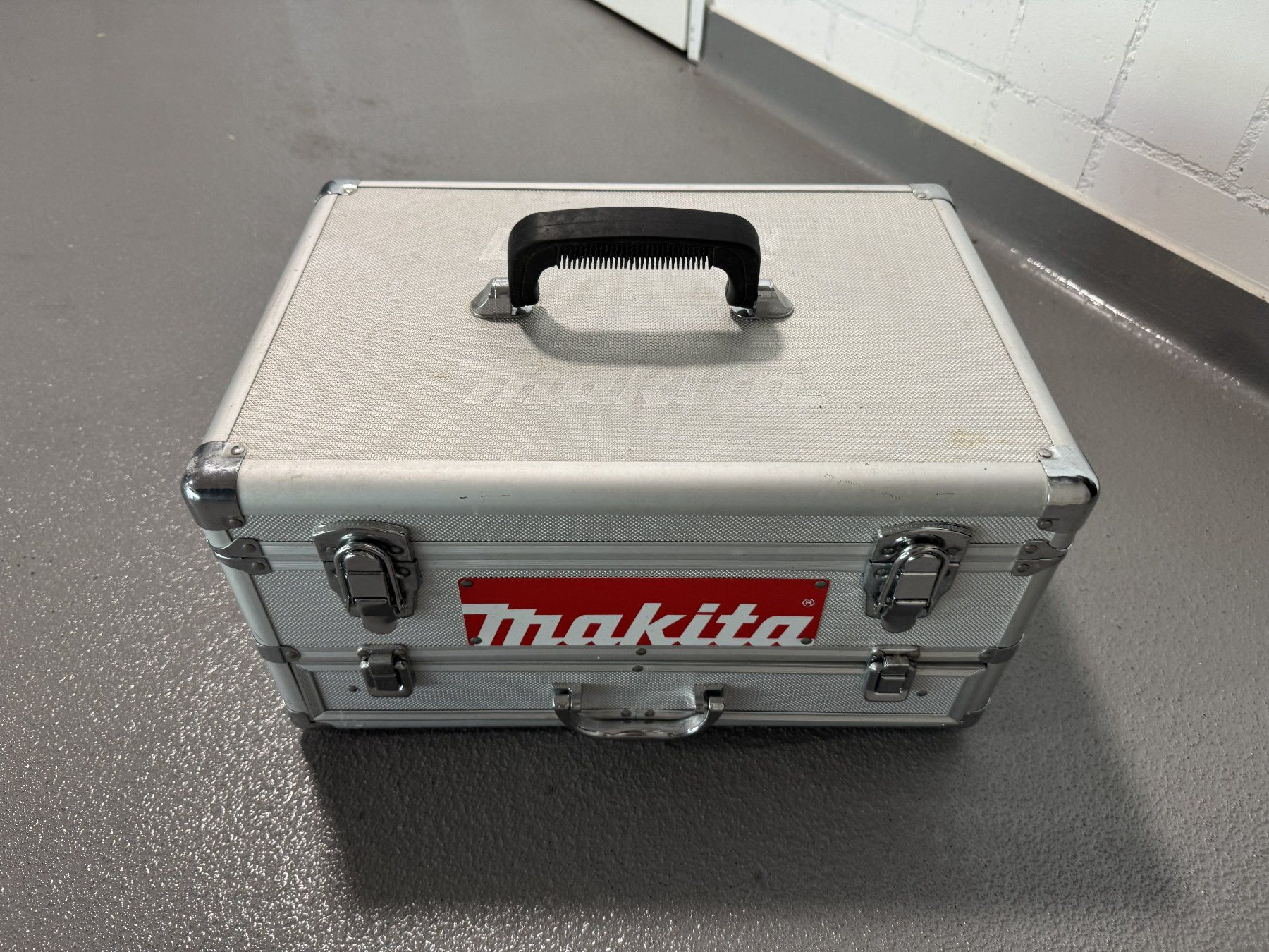 Makita Bohrmaschinen: Makita Akkuschrauber Set Alukoffer – Gebraucht aus Kestenholz von ste_dt6j