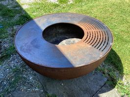 Runder Feuerring mit Grillrost-Aufsatz, perfekt für laue ...