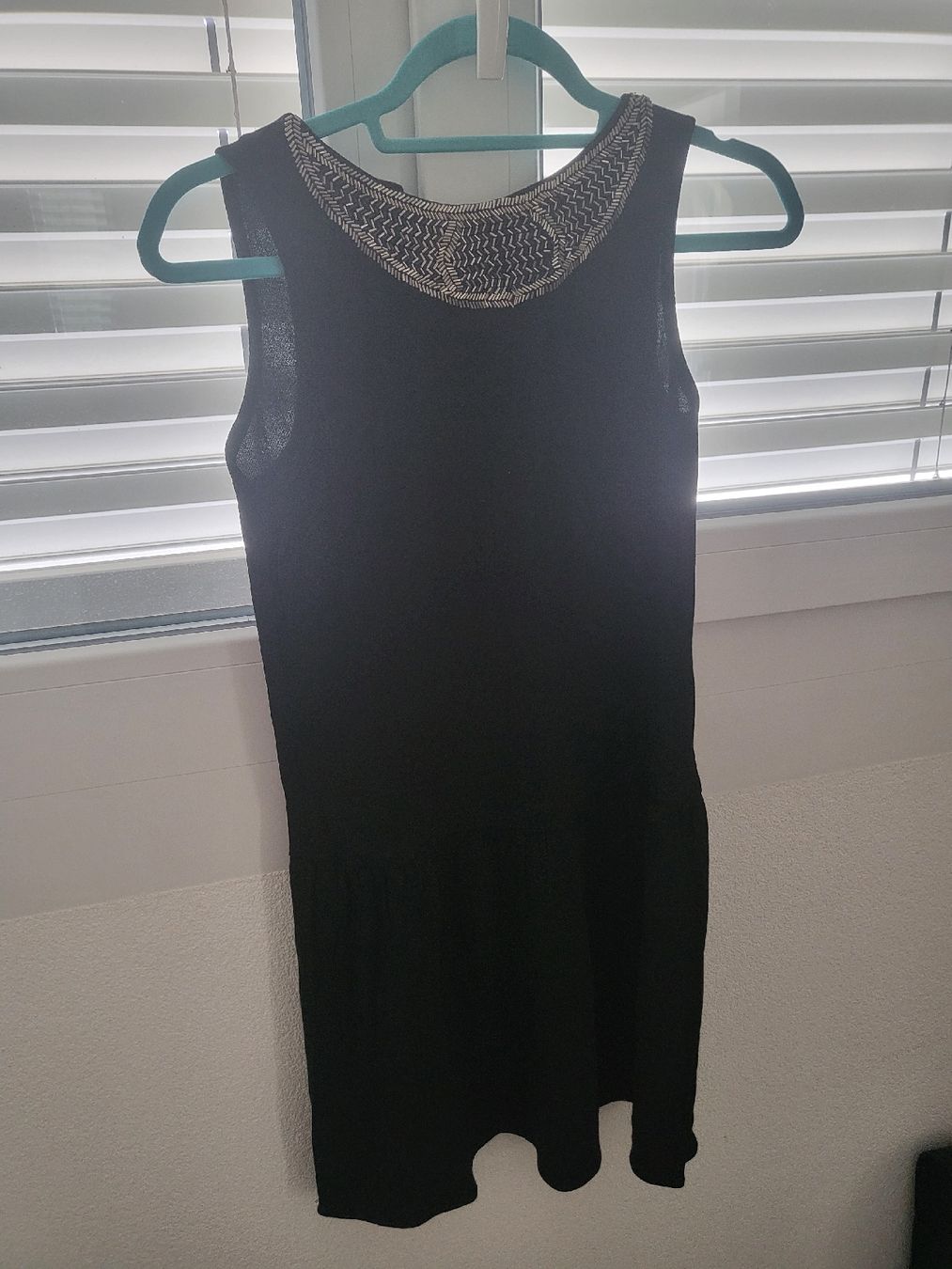 Kleider: Robe noire Mango élégante perles XS occasion – Gebraucht aus St-Pierre-Clages von _RV