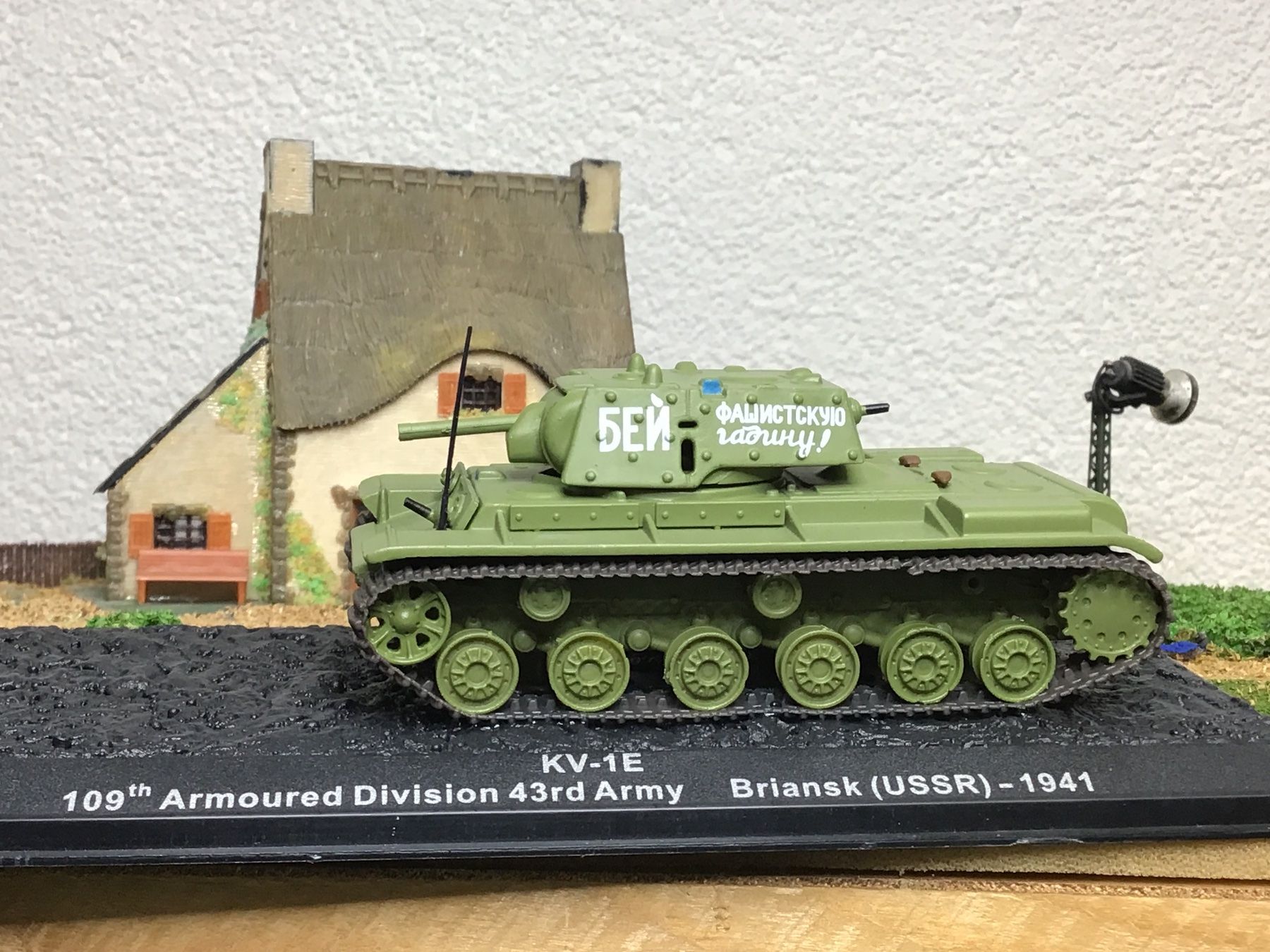 Kit di modellismo & Modellini statici: 1:72 Modellpanzer KV-1E mit Vitrine – Nuovo (secondo la descrizione) da Männedorf venduto da Spezial-Modelle