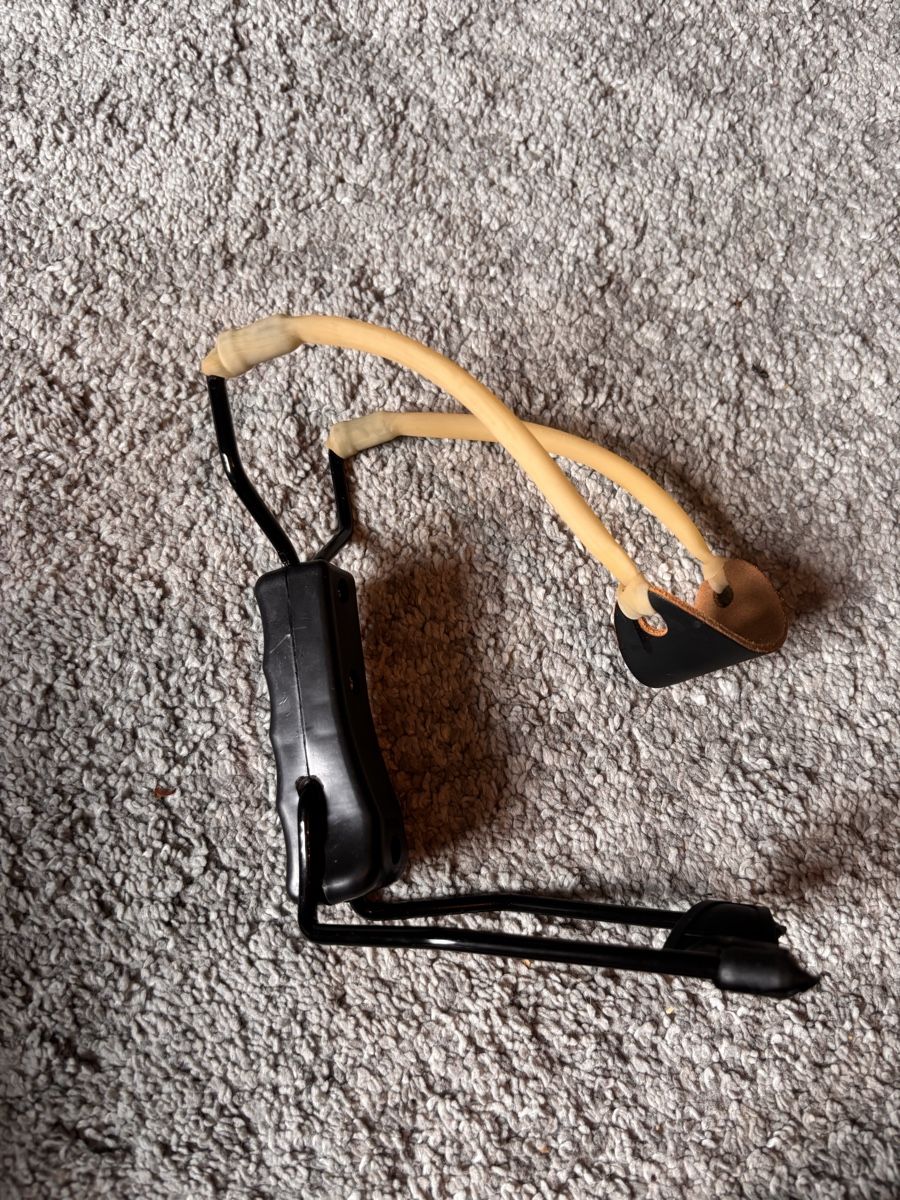 Giocattoli: Professional Slingshot Black Leather Pouch used condition  – Usato da Ascona venduto da ElfieLove 1