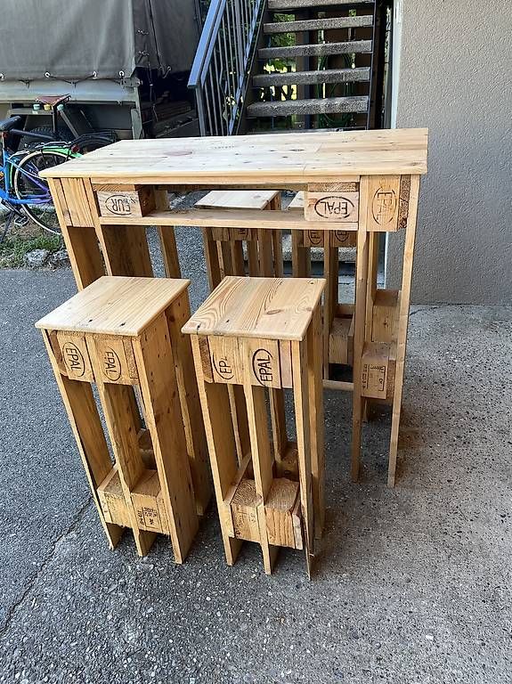 Set de table et chaises: Bar en palettes et tabourets  – D'occasion à Sugiez par Essenti3L