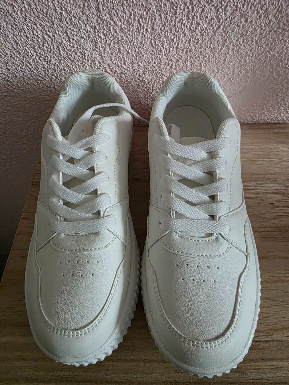 Scarpe da donna: Bequeme weisse Sneaker  Gr. 37, – Nuovo (secondo la descrizione) da Birmensdorf ZH venduto da RehliAllerlei