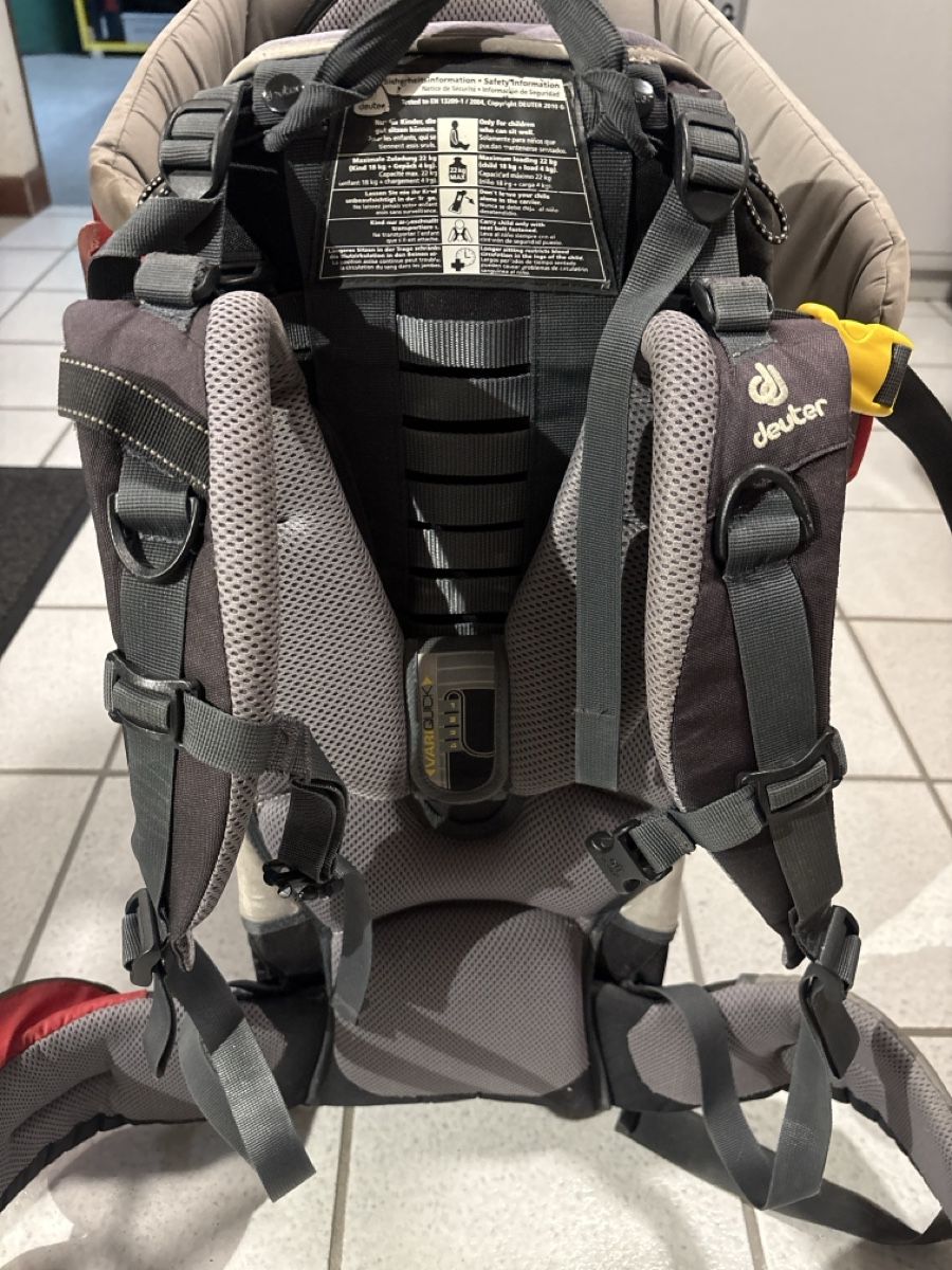 Deuter Porte-bébés ventraux & dorsaux: Deuter Kindertrage gebrauchter Zustand – D'occasion à Grüsch par superauer 1