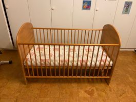 Höhenverstellbares Babybett mit Matratze