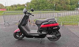 Elektroroller Schwarz/Rot, frisch vorgeführt, fahrbereit