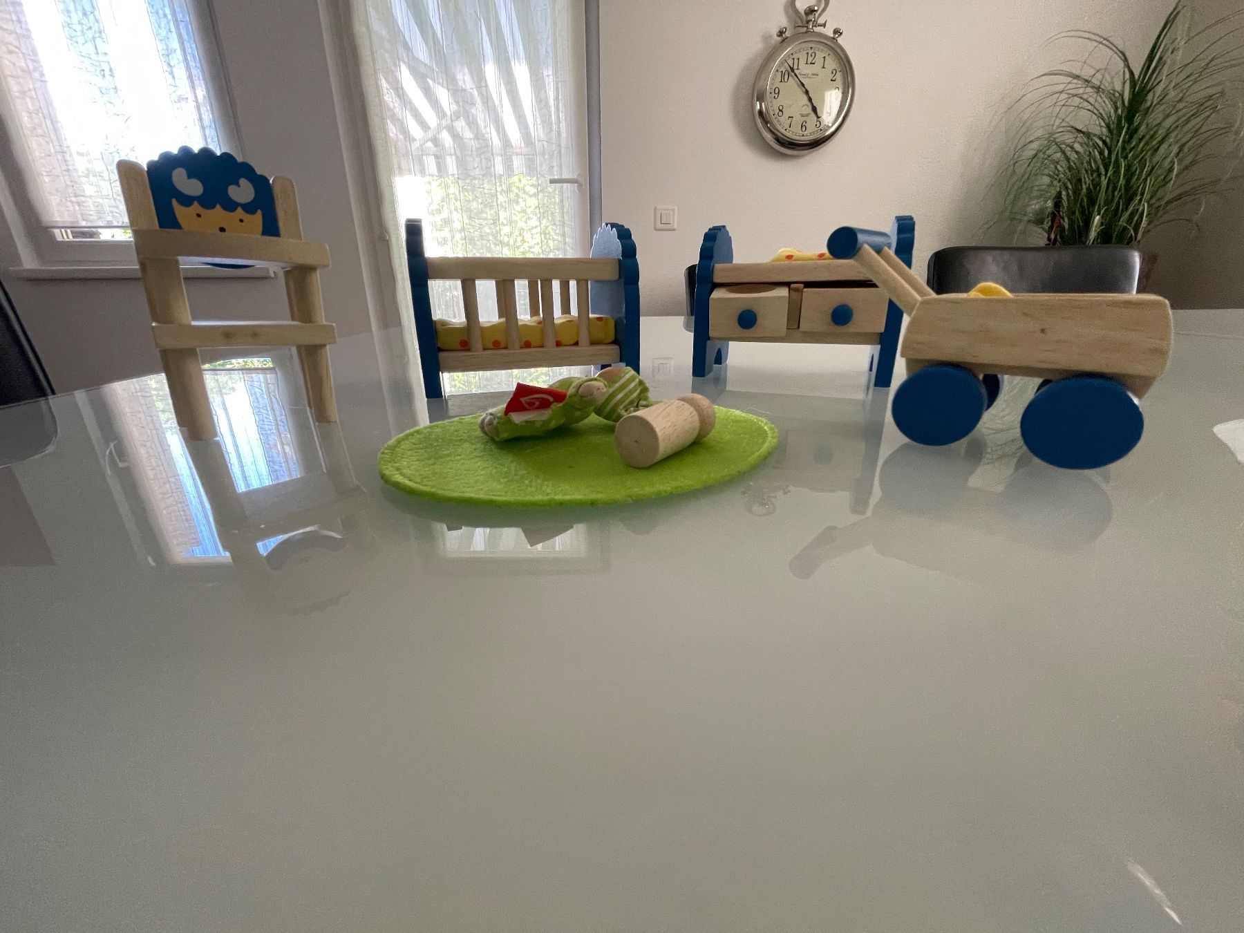 Case e mobili per bambole: Puppenstubenmöbel -bebezimmer holz – Usato da Pfeffingen venduto da Purzzeli