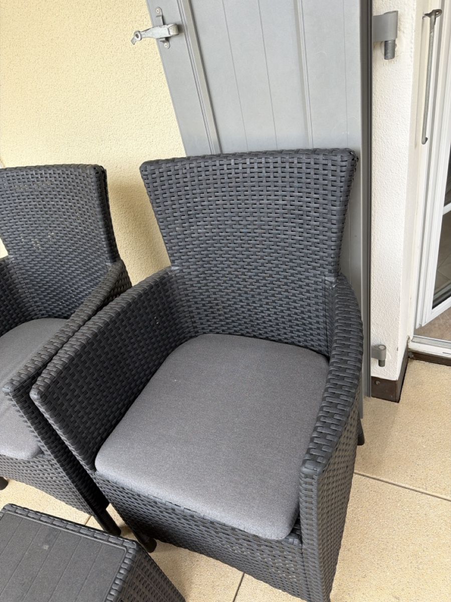 Ensemble table et chaises: Fournitures terrasse  – Neuf (Voir description) à Chernex par sif_6s8x 2