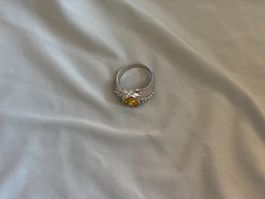 Ring silberfarben mit gelbem Stein, Material unbekannt