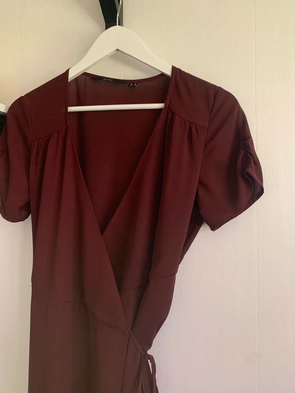 Vero Moda Kleider: Kleid in Weinrot mit Schnürung – Gebraucht aus Gondiswil von kaj_26vz 2