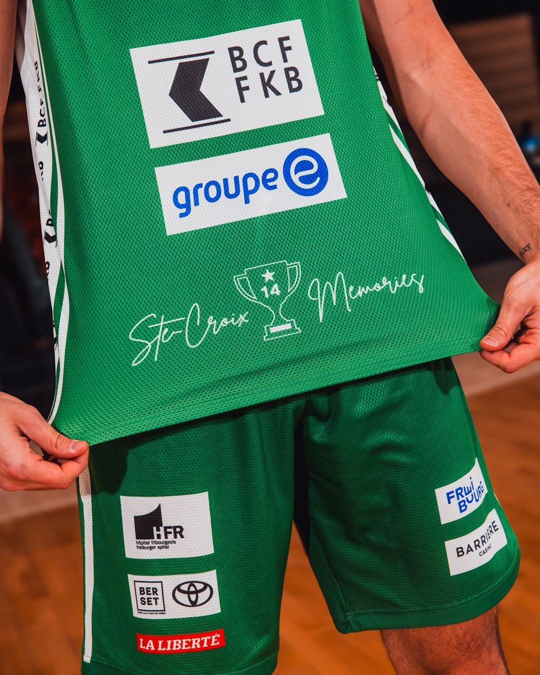 Leibchen & Hosen: Simon Bernegger #7 - Maillot et short – Gebraucht aus Fribourg von FribourgOlympicB 2