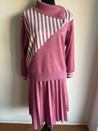 Schickes Strickkleid mit Plissee, Grösse 44, 2-teilig