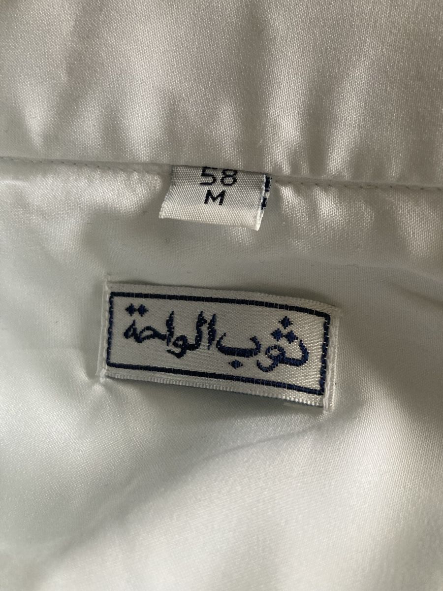 Lotti di vestiti: Traditionelle Männerkleidung der Emirate – Usato da Basel venduto da Imack 2