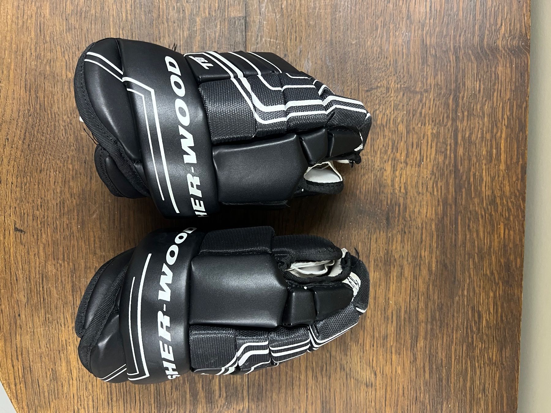 Guanti: Kinder-Eishockeyhandschuhe – Usato da Eglisau venduto da jan_fct6