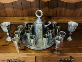 Zinnset Kanne, 6 Becher, Serviertablett + 8 Becher, 2 Pokale