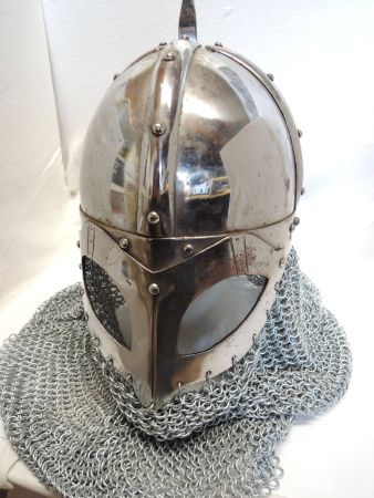 Antiker Rüstungshelm mit Kettenhalsschutz (Replica)