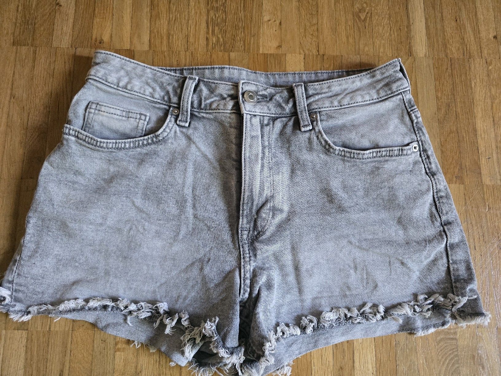 H&M Jeans: graue H&M Shorts in Gr. 36 – Usato da Dübendorf venduto da jep76