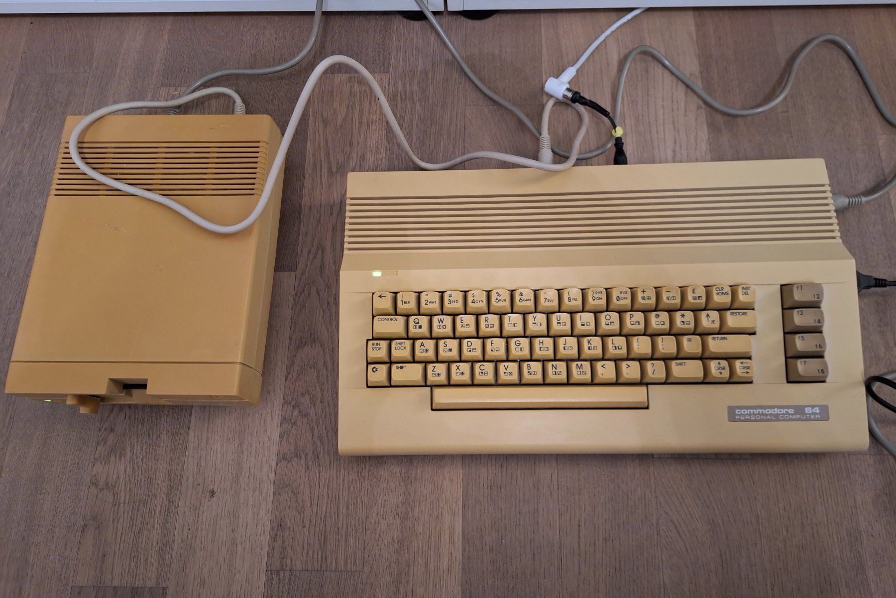 Commodore PCs: C64 Commodore Personal Computer mit Diskettenlaufwerk 1541 – Gebraucht aus Liebefeld von  7