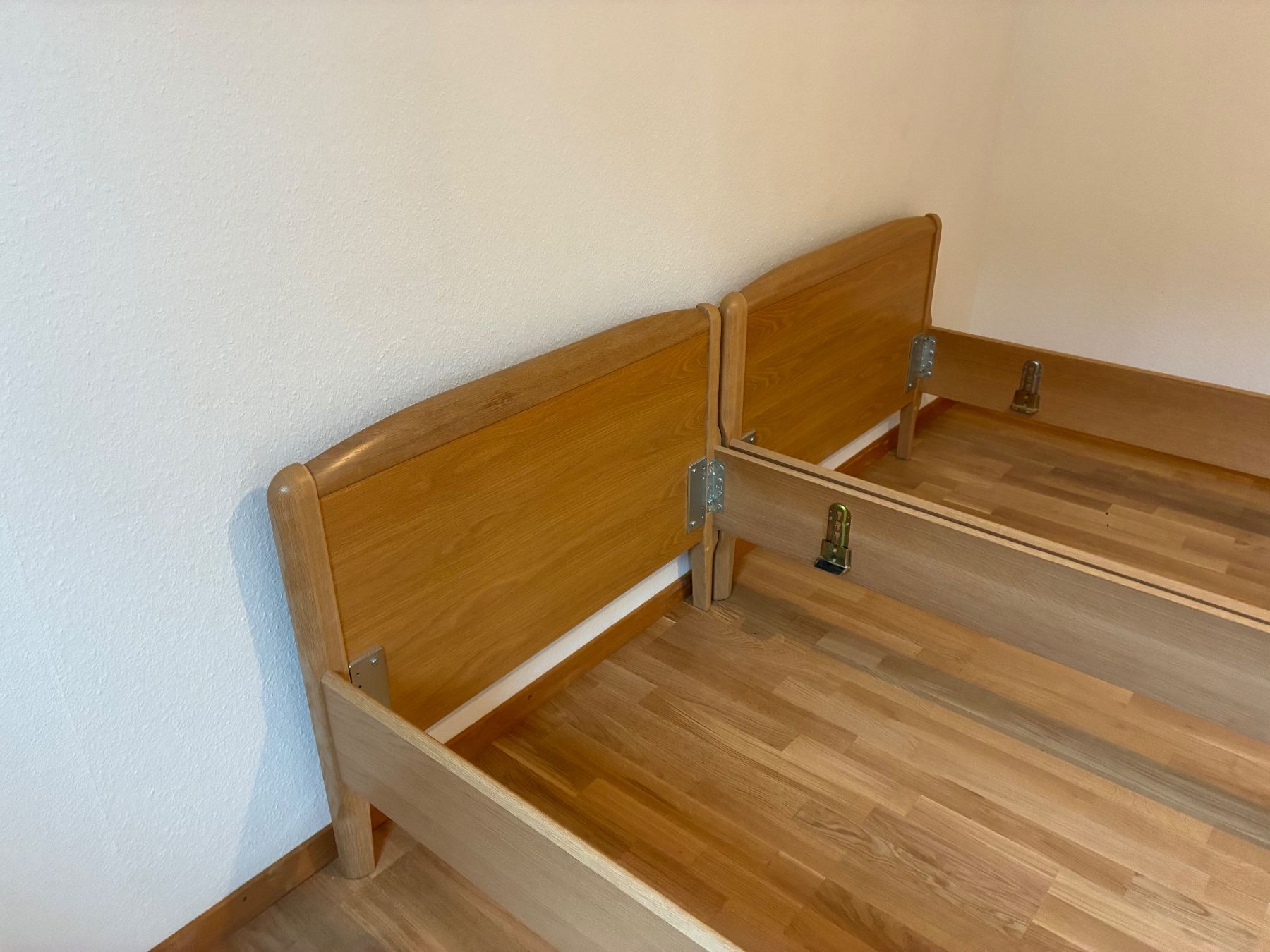 Betten: 2 Bettrahmen 200 x 95 – Gebraucht aus Lommiswil von Schadis 4