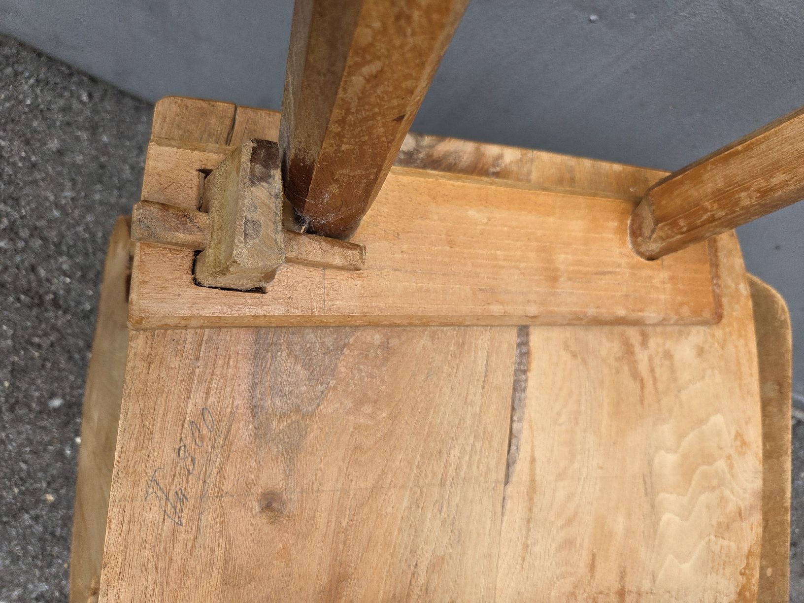 Sedie: Zwei Stabellen-Holzstühle mit Schnitzerei..Top – Usato da Stans venduto da Ducati16 5