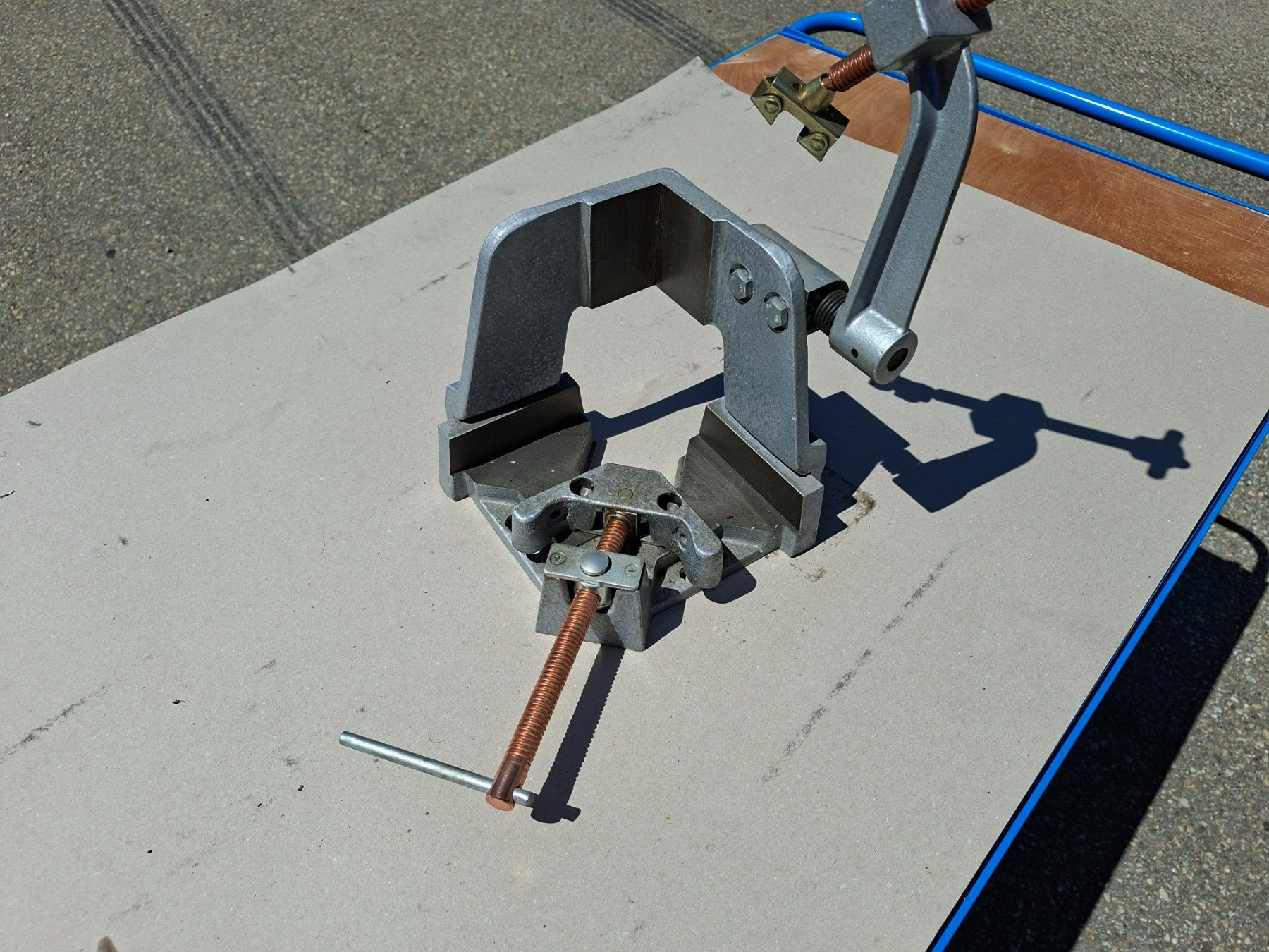 Tutti gli attrezzi: Winkelschraubstock Winkelspanner Rohrspanner 3D-Spanner – Nuovo (secondo la descrizione) da Boningen venduto da Workhouse 1
