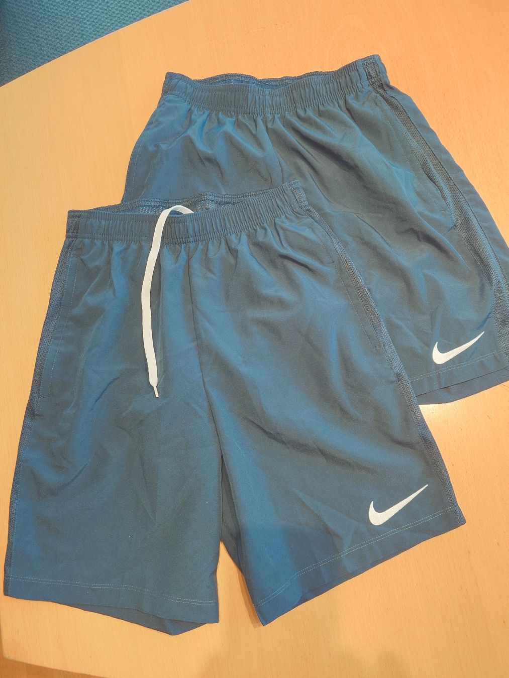 Pantaloni: 2 Kurze Sporthosen Nike – Usato da Kirchberg BE venduto da Myford