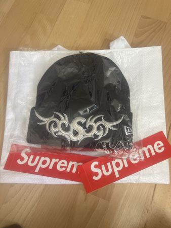 Supreme Mütze, Sticker und Tasche