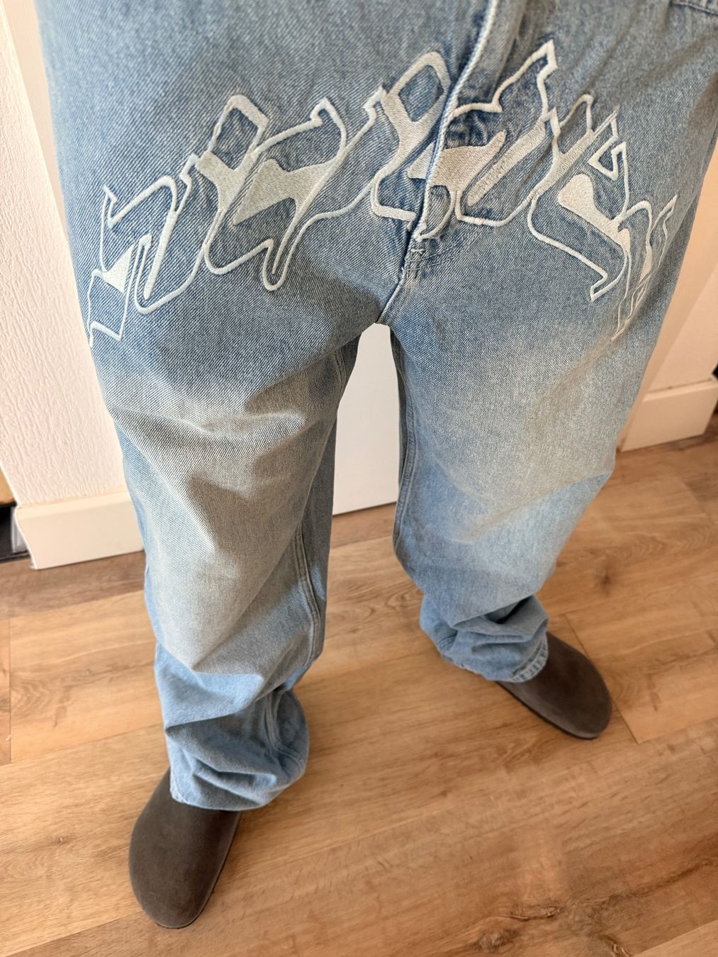 Jeans: Pantalon en jeans Vincinity brodé – Usato da Vich venduto da babou1972 2
